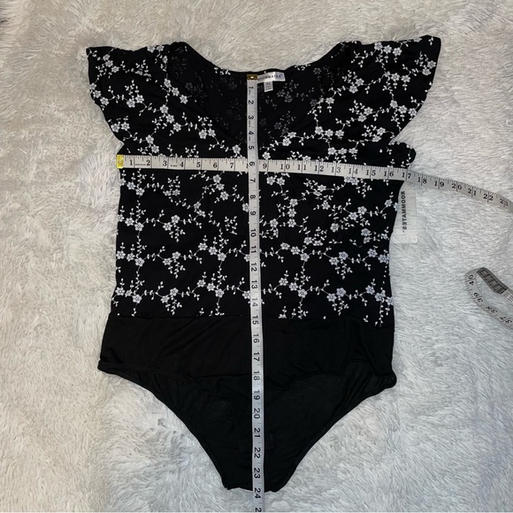 Nwt Roommates white Floral Top ruffle Bodysuit Size X-Large black v-neck button - Picture 7 of 10